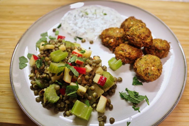 Ackerbohnenfalafel mit Linsensalat